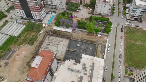 Vista aérea: instalación de líneas de alcantarillado en una gran obra de construcción: trabajadores tendiendo tuberías