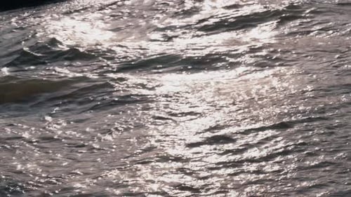 Débit d'eau vif sur la plage