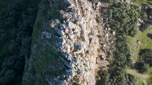 Luftflug über langgestreckte Felsen mit Blick von oben