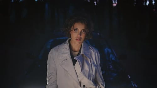 Motorista confiante posando farol de carro em Night Forest Closeup Linda mulher