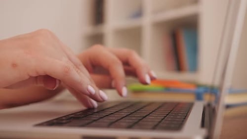Pessoa digitando no teclado do computador trabalhando usando a Internet