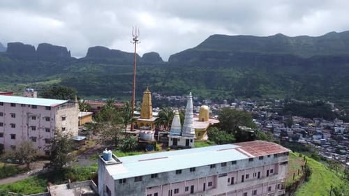 Vue aérienne panoramique du temple sacré de Nil Parvat au bord des collines de Brahmagiri avec vue sur