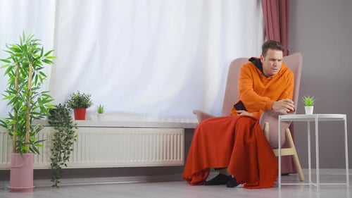 L'homme qui a froid dans la maison où la chaudière au gaz naturel ne brûle pas.