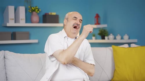 Vieil homme malade qui a mal aux os quand il éternue.
