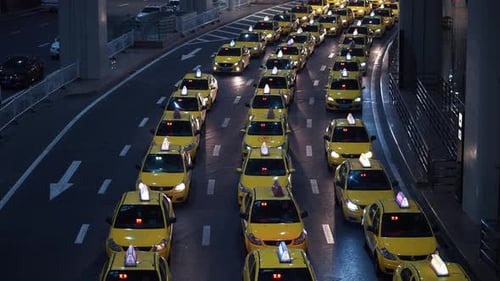 Carros nos tráfegos da cidade