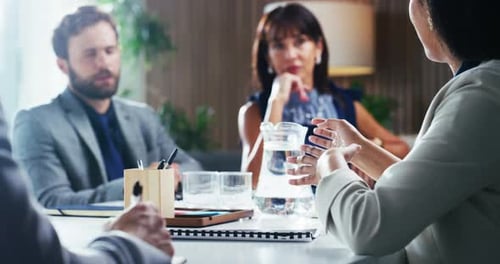 Femme, mains et réunion avec l'équipe dans la salle du conseil d'administration pour un plan de fusion, une revue d'intégration ou une évaluation