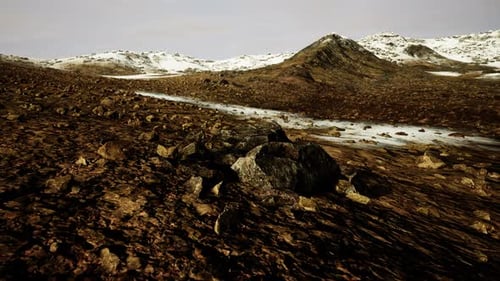 Rocky Hill recouverte de neige au milieu du désert par temps nuageux