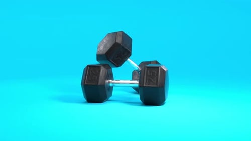 3D-Animation von schwarzen und verchromten 25-kg-Hanteln auf sauberem blauem Hintergrund. Die Kamera umkreist das W