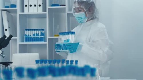 Un scientifique dévoué analyse des échantillons dans un laboratoire de haute technologie à l'aide d'outils avancés pour améliorer
