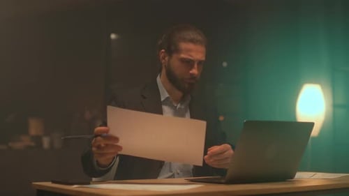 Night Entrepreneur Preparations Unternehmer analysiert akribisch Finanzdaten mit Laptop und