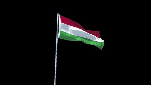 Ungarns Flagge weht realistisch mit Himmel und Alphakanal