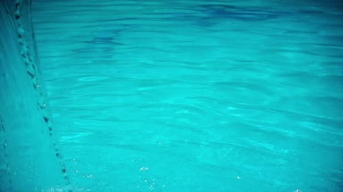 Schwimmbadwasser in Zeitlupe