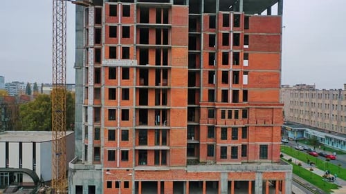 Bau einer Wohnanlage. Ansicht von unten nach oben.