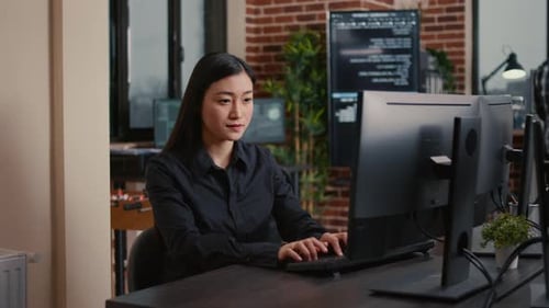 Cybersicherheitsprogrammierer schreibt Code am Computerarbeitsplatz