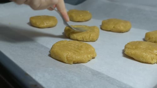Frau macht Erdnussbutterkekse