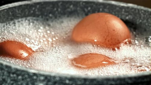 Eier in kochendem Wasser, gefilmt mit einer Hochgeschwindigkeitskamera mit 1000 Bildern pro Sekunde