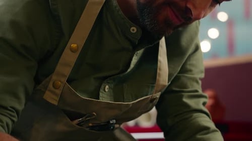 Gros plan, homme barbu caucasien, souriant et concentré, homme, potier, propriétaire d'une petite entreprise, artiste Potter