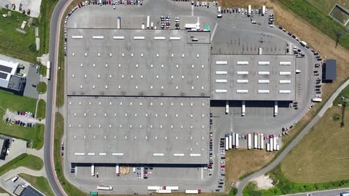 Muelle de almacén ocupado con logística dinámica y vehículos activos