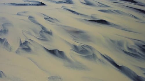 Luftbild der Wasserbildung an der Flussmündung, Akurey, Island.