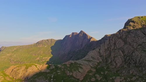Vuelo aéreo Cinemática en una clara mañana de primavera sobre el monte Snowden y las cordilleras a lo largo de Snowdonia