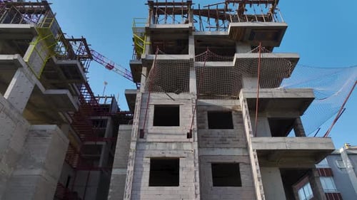 Vídeo aéreo Vista aérea de trabajadores manipulando refuerzos metálicos y construyendo nuevos muros en un