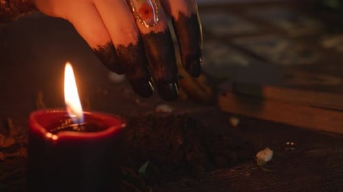 Diseuse de
bonne aventure effectuant un rituel mystique. Prévoir les événements futurs.
