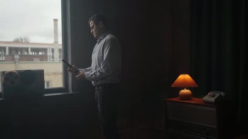 Un agent secret spécial prend un pistolet