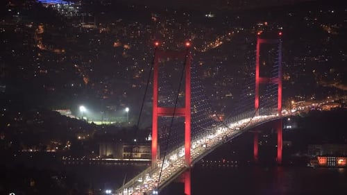 Tráfico de vehículos en el puente del Bósforo en Estambul de noche 4K