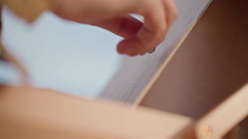 Künstlerskizzen im Freien, Bleistiftarbeit auf rustikaler Staffelei, Handzeichnung mit sonnenlichtakzierenden Texturen
