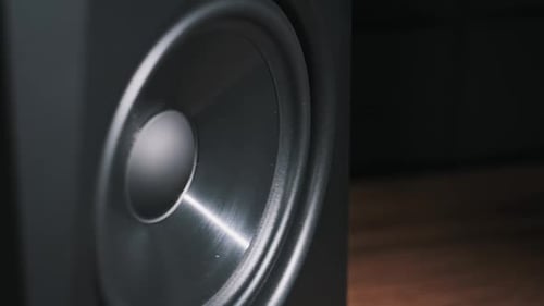 Le haut-parleur du moniteur de studio vibre à cause de la musique basse dans un studio d'enregistrement en gros plan