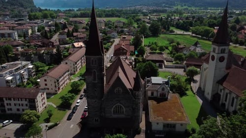 Vista aérea das igrejas de Interlaken nos Alpes suíços. Subindo sobre a igreja católica romana
e