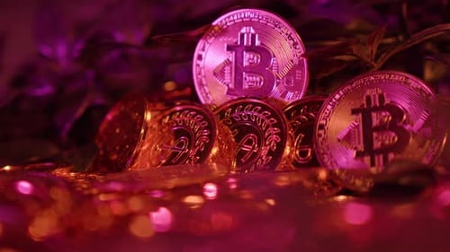Une
pile de bitcoins dorée reflétant la lumière, symbolisant la crypto-monnaie. BTC représente la première décentralisation
