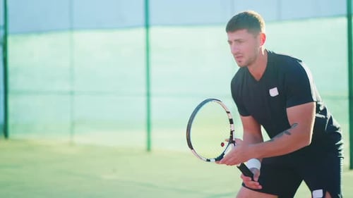 Sportler spielt Tennis auf dem Platz