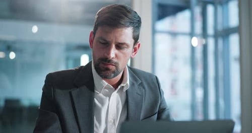 Laptop, ideias e empresário no escritório com pesquisa para relatório financeiro com orçamento da empresa