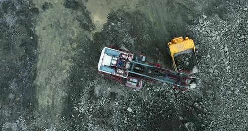 Bergbau-LKW, der Steine in den Muldenkipper im Steinbruch entlädt — Stockclip