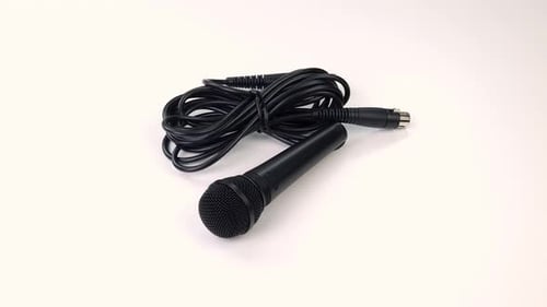 Microphone sur fond blanc 4K