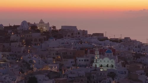 Prise de vue latérale par Drone révélant Pyrgos Kallistis au lever du soleil avec Orange Horizon