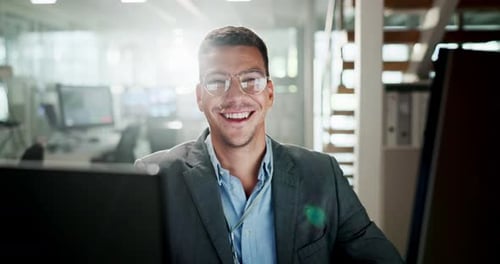 Computer, Gesicht und Geschäftsmann mit Lächeln im Büro für Verbindung, Netzwerk oder Website