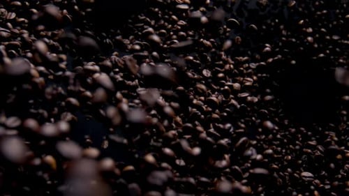 Aromatische Kaffeebohnen in Superzeitlupe
