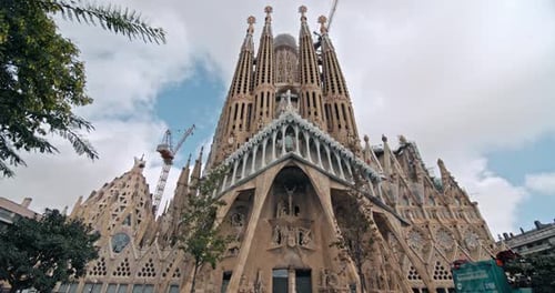 Discovering the Majestic Architecture of La Sagrada Familia in Barcelona
