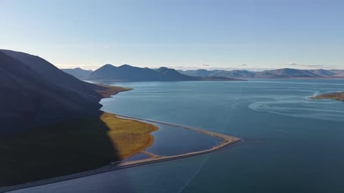 Seguimiento lateral sobre la laguna costera y la calzada en la bahía de Rumilet, Chukotka