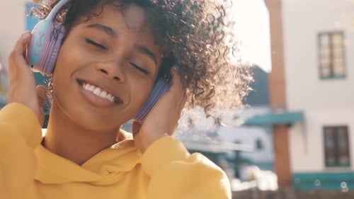 Mulher curtindo ouvir música em fones de ouvido sem fio