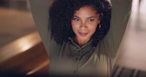 Succès, motivation et détente avec une femme noire en affaires travaillant dans un bureau la nuit