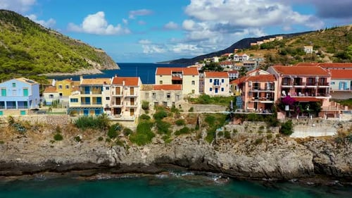 Zumbido aéreo: Vídeo del hermoso y pintoresco y colorido pueblo pesquero tradicional de Assos i