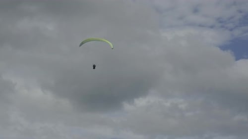 Ein Gleitschirm fliegt in den Himmel