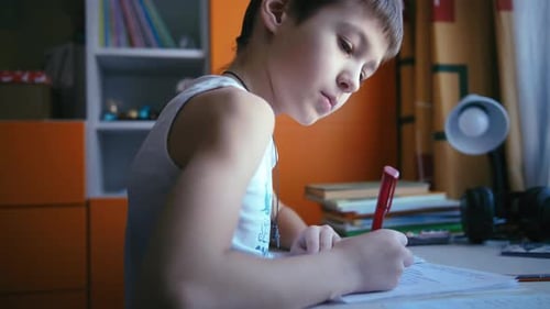 Engagiertes Heimstudium Seriöser Student, der am Tisch arbeitet