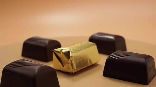 Pralinen rotieren auf einem orangefarbenen Hintergrund