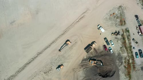 Luftbild einer funktionierenden Baustelle von oben nach unten.