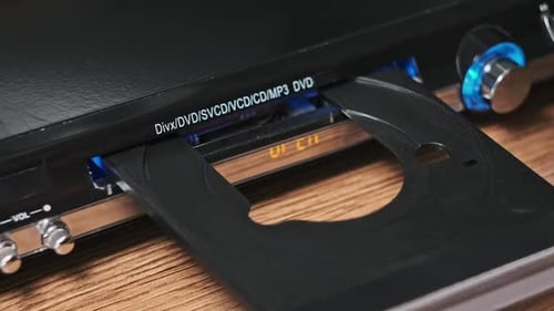 DVD-Compact Disc wird in den Player eingelegt
