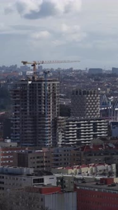 Edificio alto en construcción con grúas